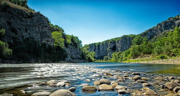 Comment se sentir libre et connecté en campant dans l'Ardèche