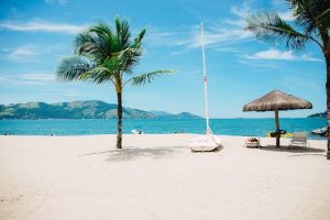 La belle plage ensoleillée